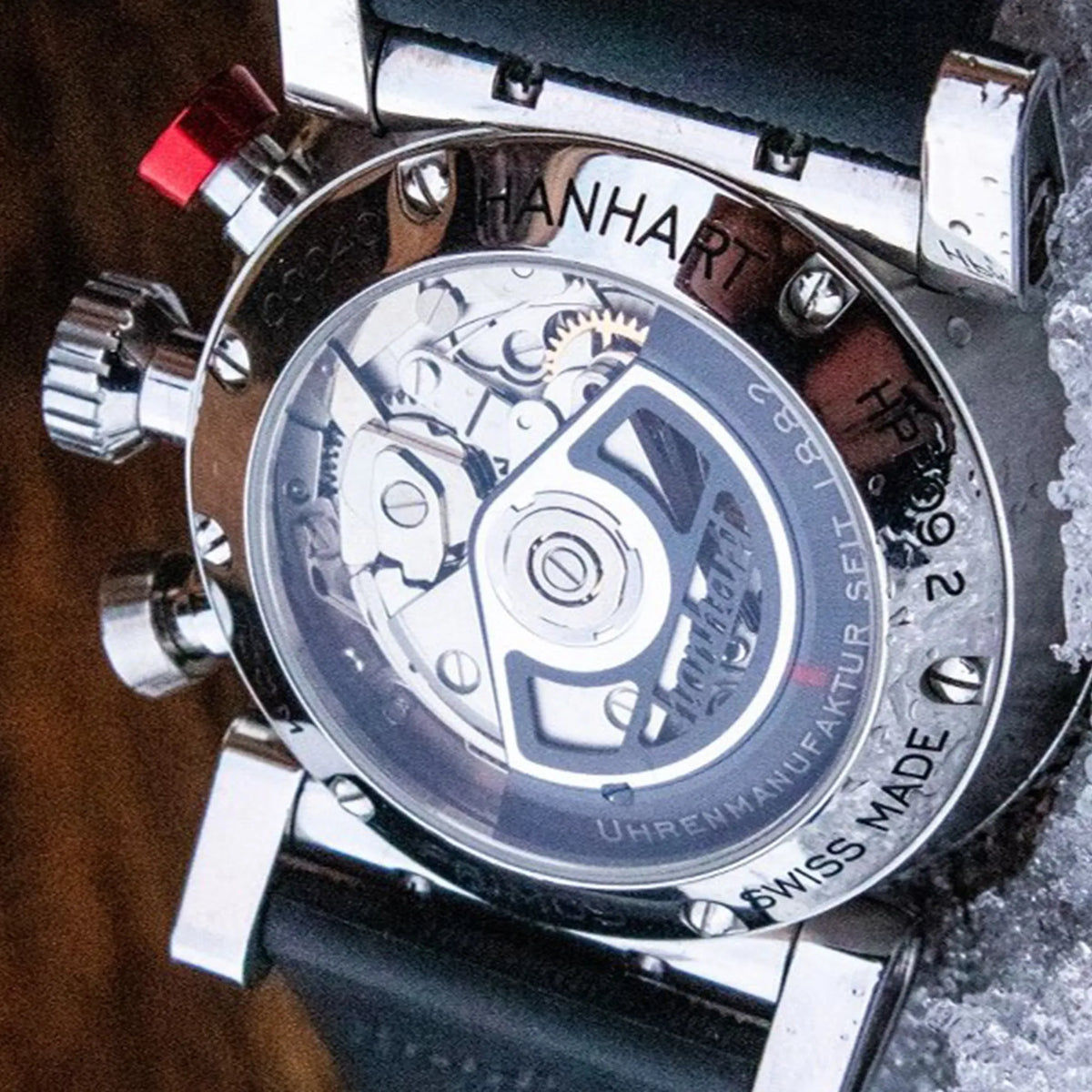 Gehäuseboden mit Sichtglas von der Hanhart Primus Racer mit schwarzem Zifferblatt am schwarzen Lederband
