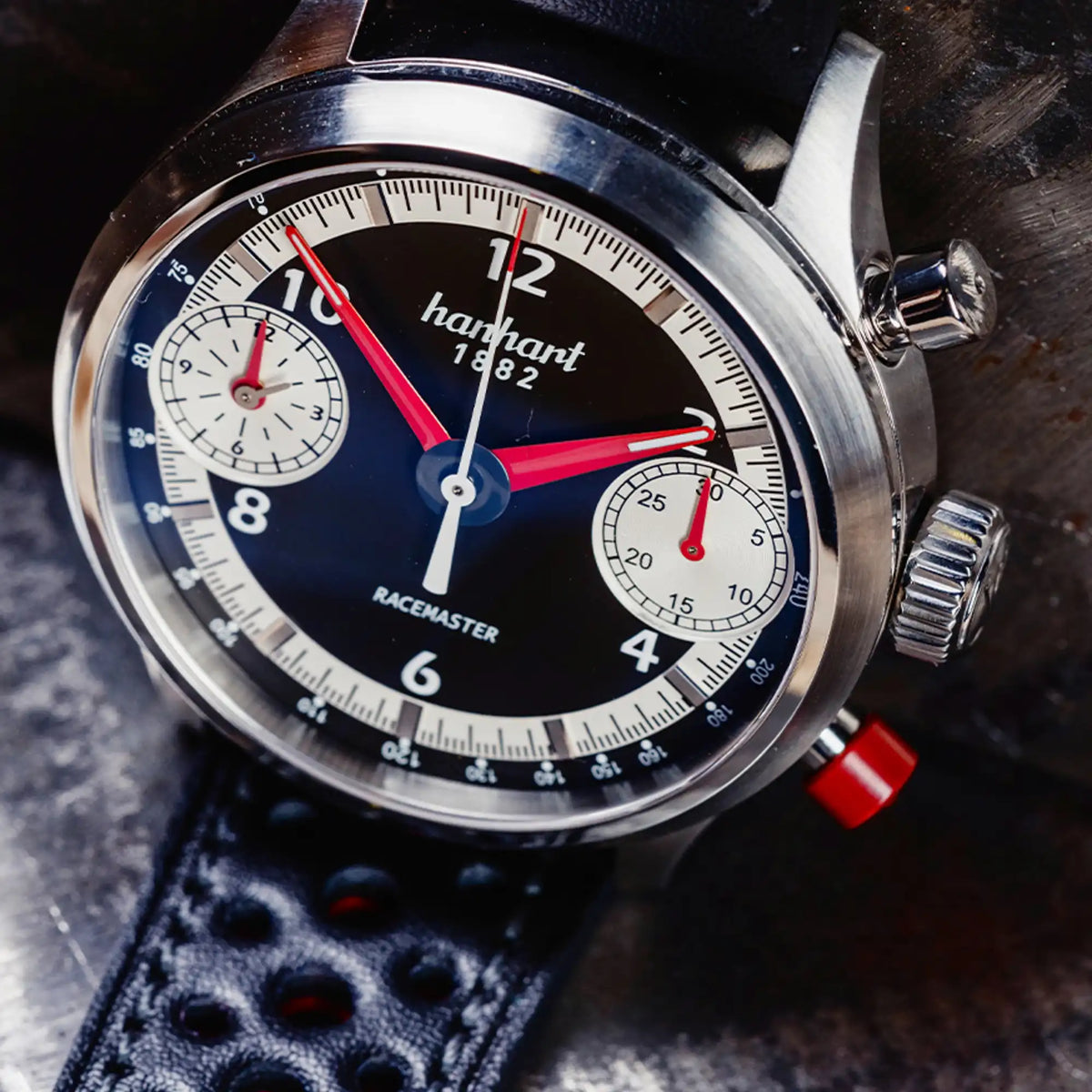 Produktfotografie der Hanhart Armbanduhr "Racemaster GT" mit den roten Farbakzenten