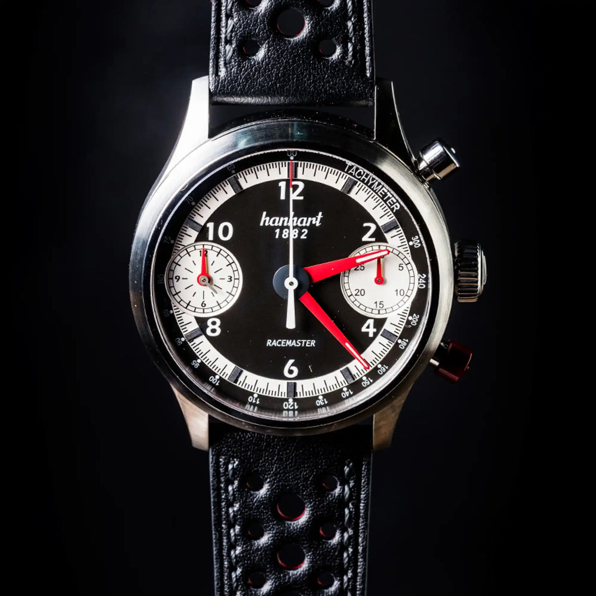 Produktfotografie mit frontalem Blick auf die Hanhart Uhr "Racemaster GT" mit den roten Farbakzenten