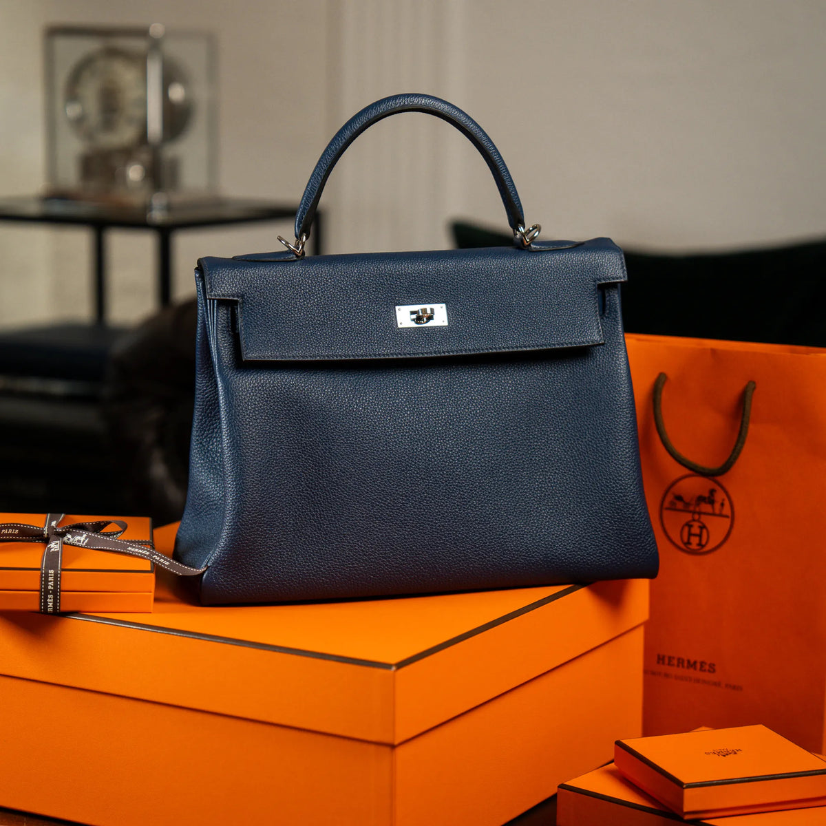 Produktfotografie der Hermes Kelly Bag 32 aus Togo-Kalbsleder in der Farbe Bleu-de-Prusse mit silberner Hardware