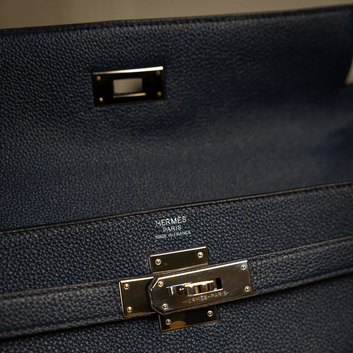 Silberne Hardware mit originaler Schutzfolie der Hermes Kelly Bag 32 aus Togo-Kalbsleder in der Farbe Bleu-de-Prusse mit silberner Hardware
