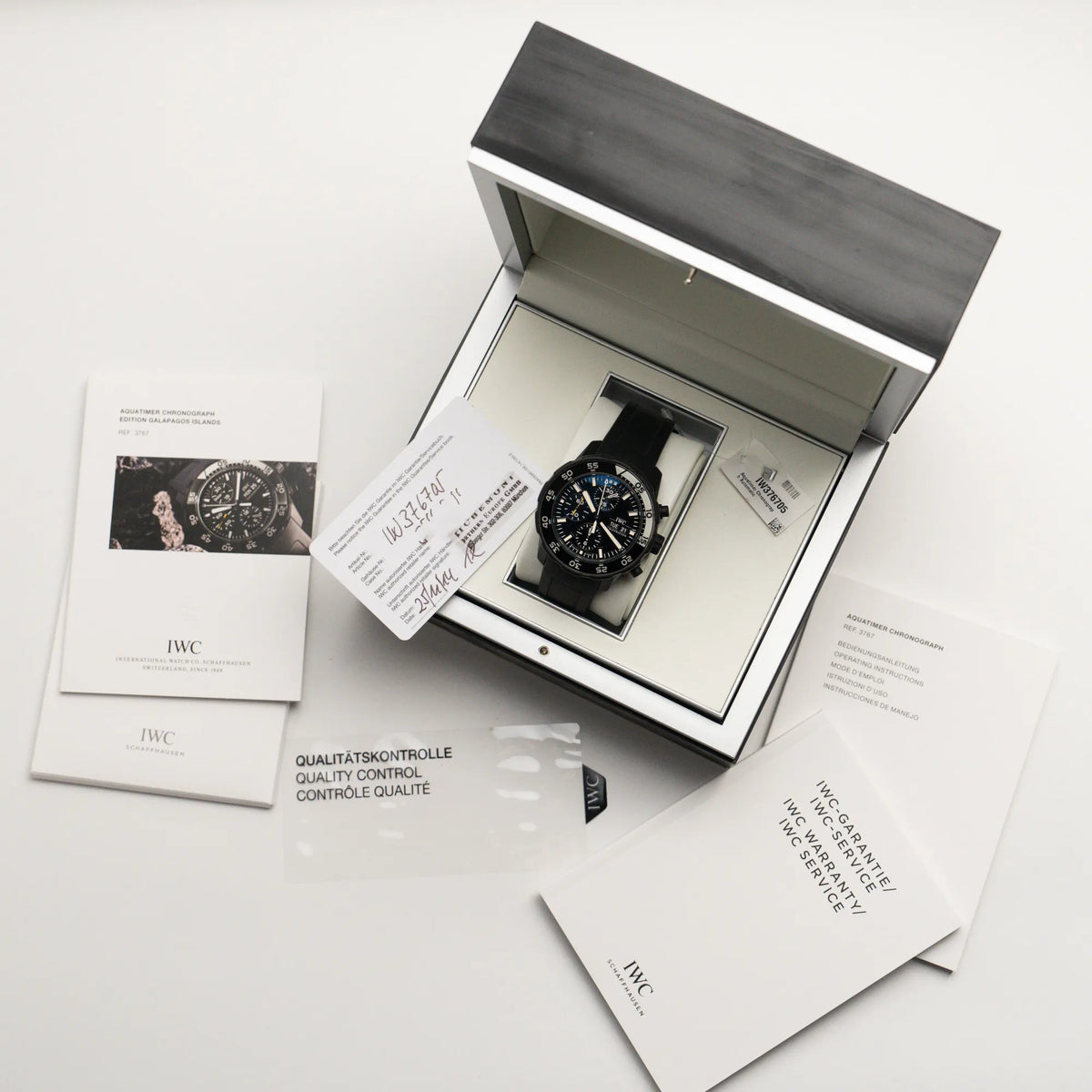 der IWC Aquatimer Galapagos Armbanduhr in Schwarz am Kautschukband mit Chronograph-Funktion zusammen mit dem gesamten Lierferumfang