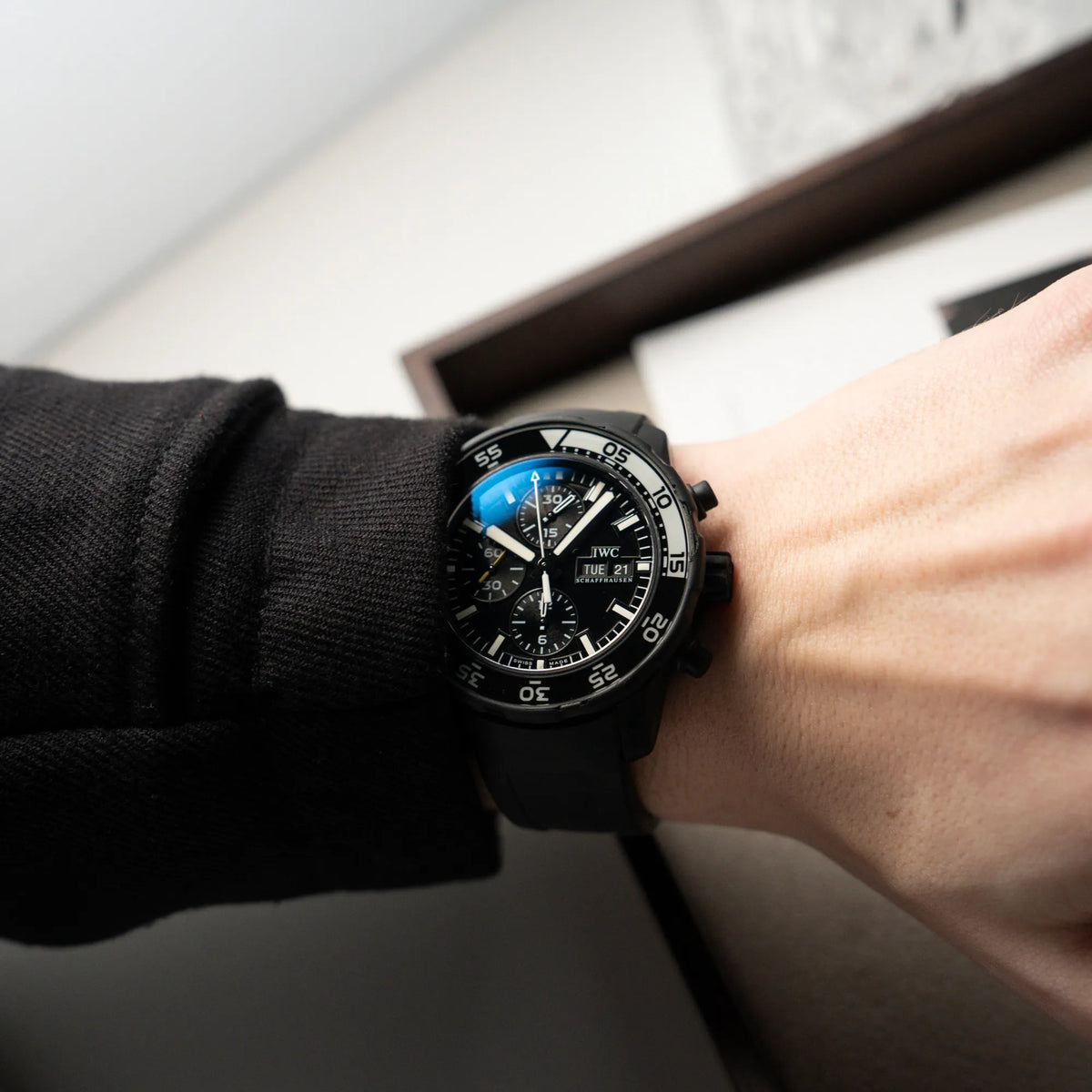 Mann trägt die IWC Aquatimer Galapagos Armbanduhr in Schwarz am Kautschukband mit Chronograph-Funktion 
