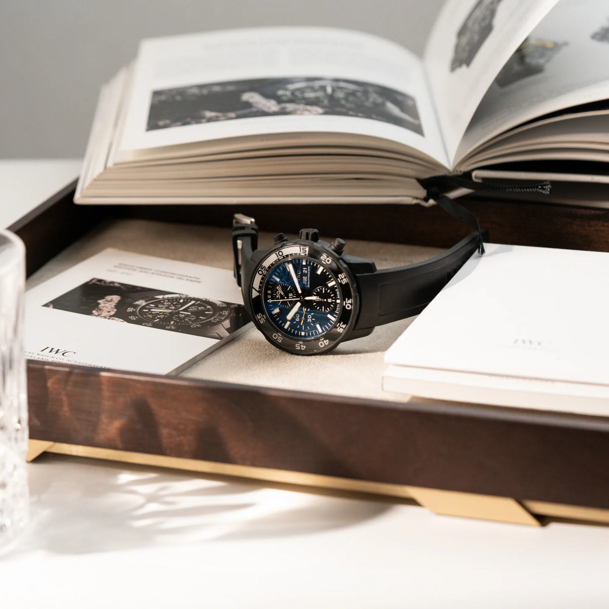 Produktfotografie der der IWC Aquatimer Galapagos Armbanduhr in Schwarz am Kautschukband mit Chronograph-Funktion