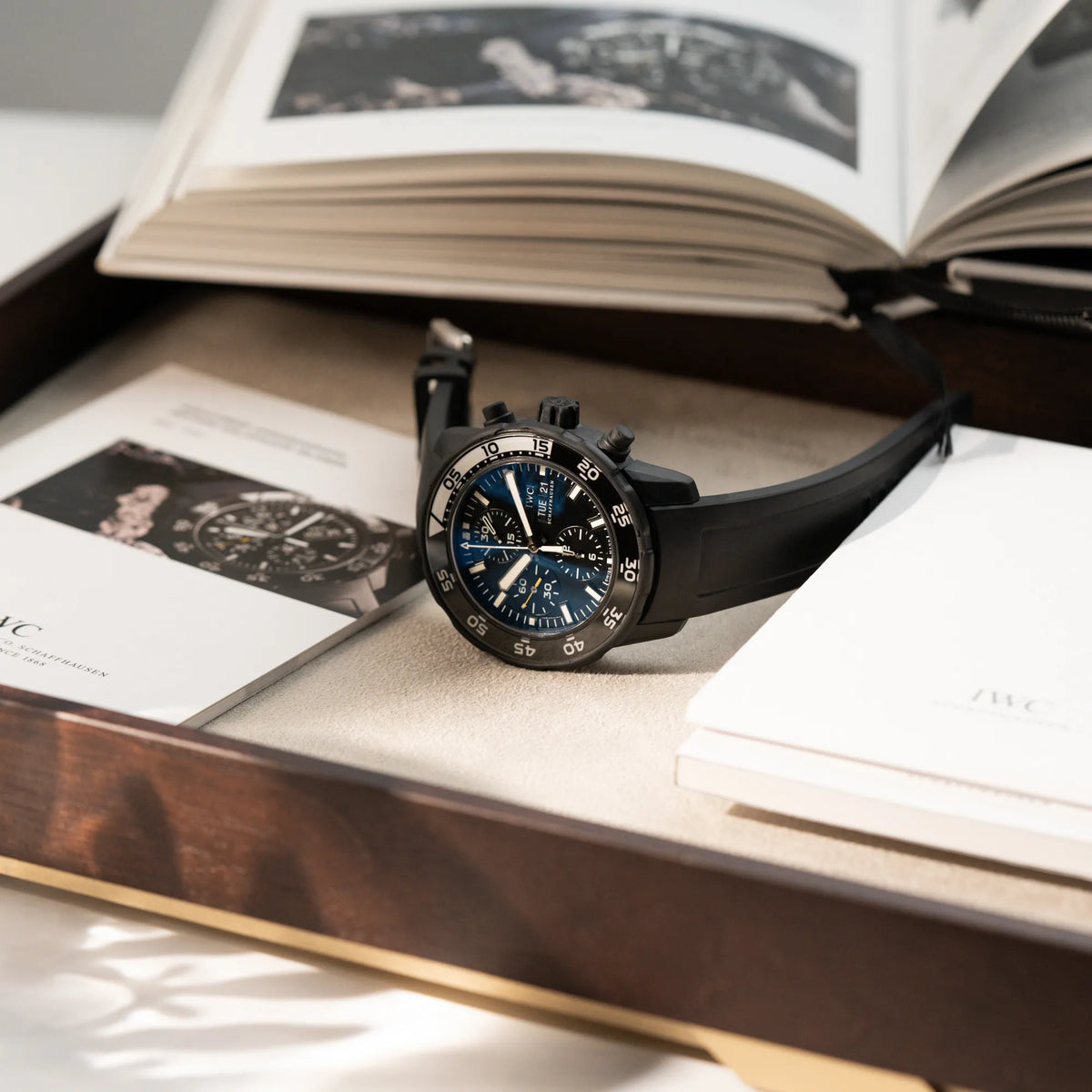 Produktfotografie der IWC Aquatimer Galapagos Armbanduhr in Schwarz am Kautschukband mit Chronograph-Funktion