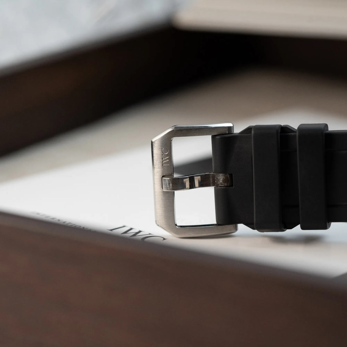 Detailaufnahme der originalen IWC Dornschliesse von der IWC Aquatimer Galapagos Armbanduhr in Schwarz am Kautschukband mit Chronograph-Funktion