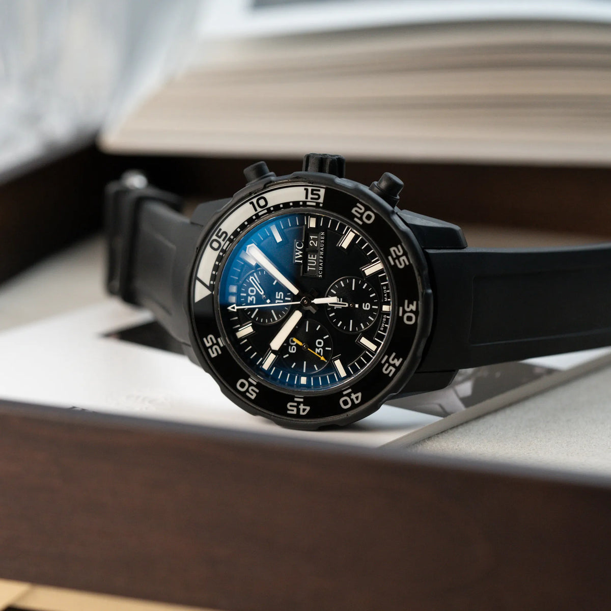 Produktfotografie der IWC Aquatimer Galapagos Armbanduhr in Schwarz am Kautschukband mit Chronograph-Funktion