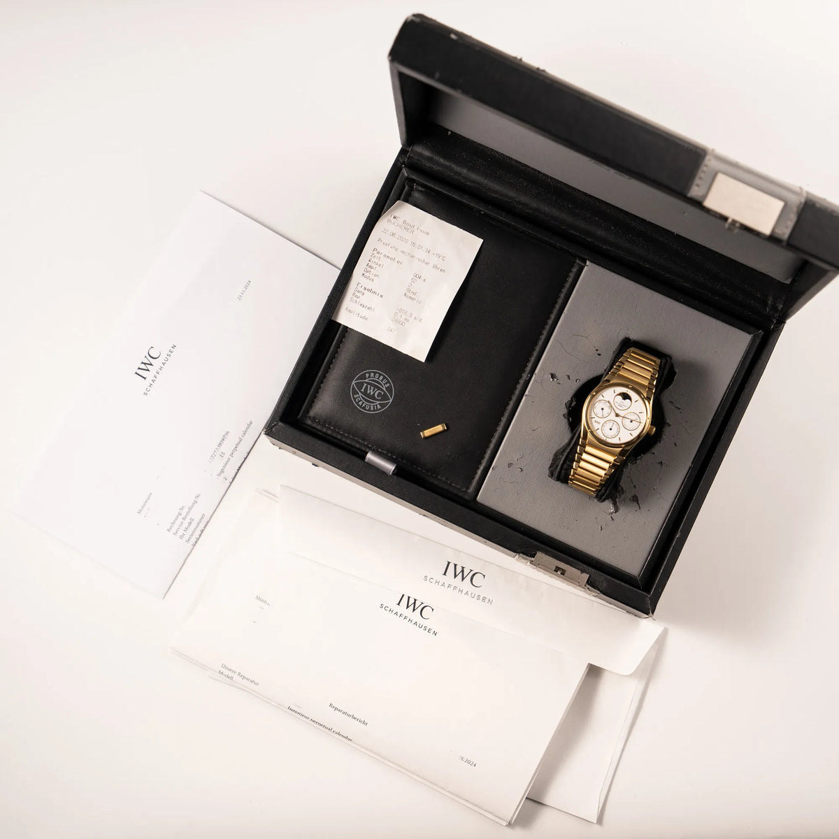 IWC Ingenieur Perpetual Calendar in Gelbgold mit weißem Zifferblatt und zughörigem Gelbgold-Armband zusammen mit dem Lieferumffang bestehend aus Box und IWC Servicebeleg