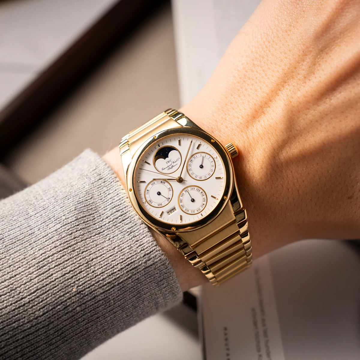 Mann trägt die IWC Ingenieur Perpetual Calendar in Gelbgold mit weißem Zifferblatt und zughörigem Gelbgold-Armband an seinem Handgelenk
