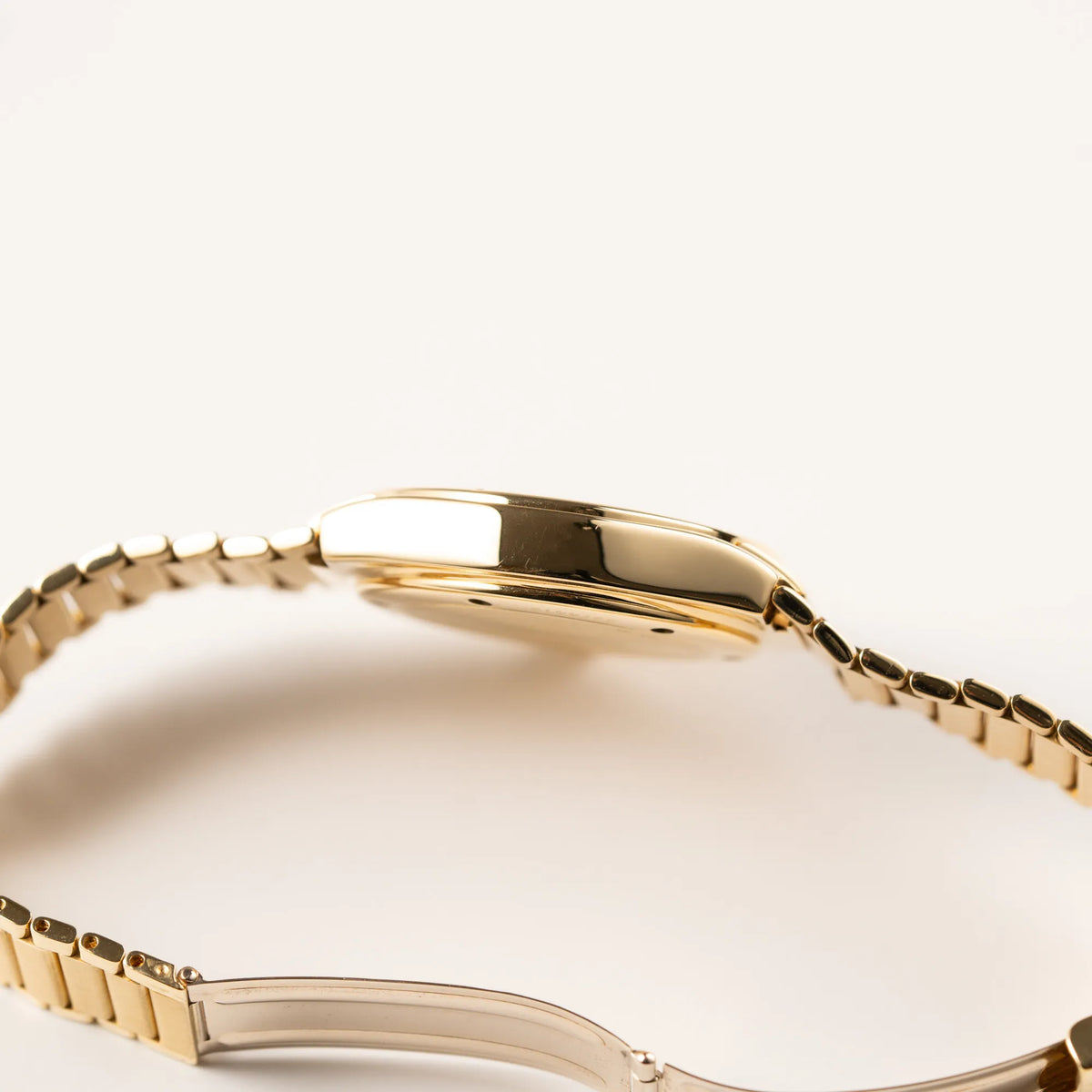 Seitliches Gehäuse der IWC Ingenieur Perpetual Calendar in Gelbgold mit weißem Zifferblatt und zughörigem Gelbgold-Armband