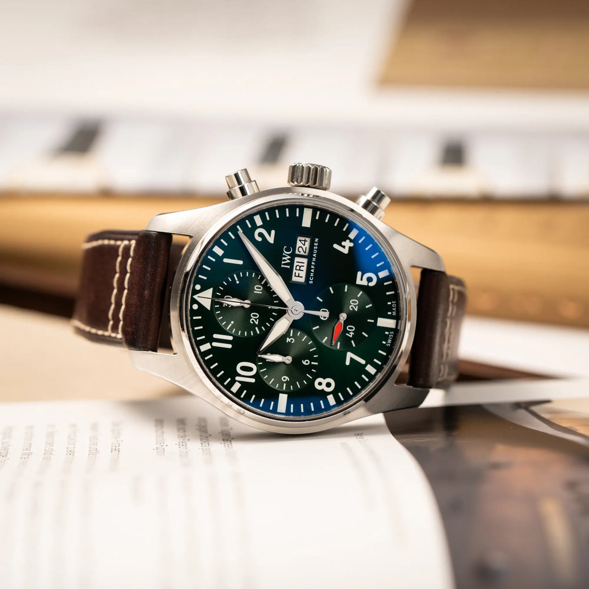 Produktfotografie als Titelbild für den IWC Pilot 41 Chronograph IW388103 mit grünem Zifferblatt an einem braunen Lederband