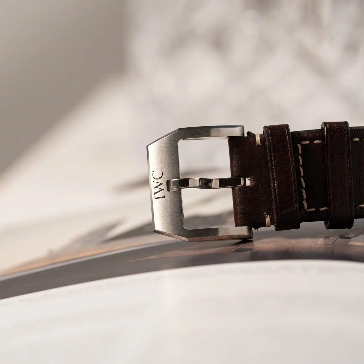 Detailaufnahme der IWC Dornschliesse von dem IWC Pilot 41 Chronograph IW388103 mit grünem Zifferblatt an einem braunen Lederband