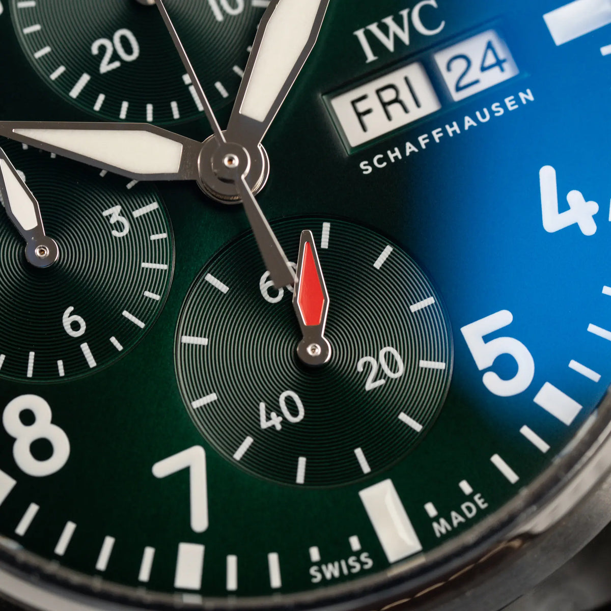 Detailaufnahme des Sekunden-Sub-Dials des IWC Pilot 41 Chronograph IW388103 mit grünem Zifferblatt an einem braunen Lederband