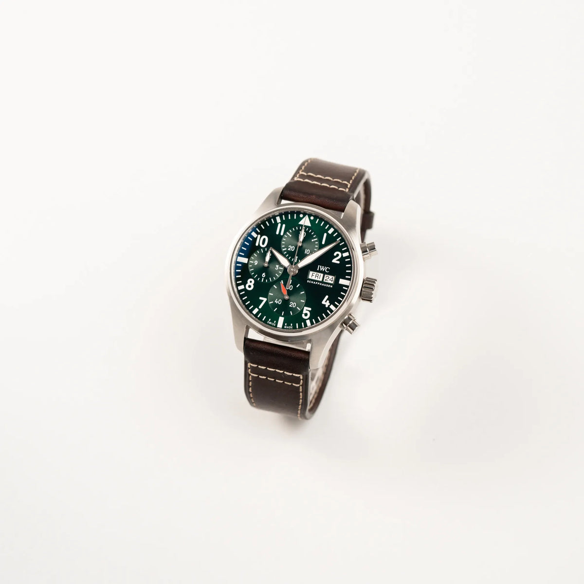 Licht schräge Ansicht des IWC Pilot 41 Chronographs IW388103 mit grünem Zifferblatt an einem braunen Lederband