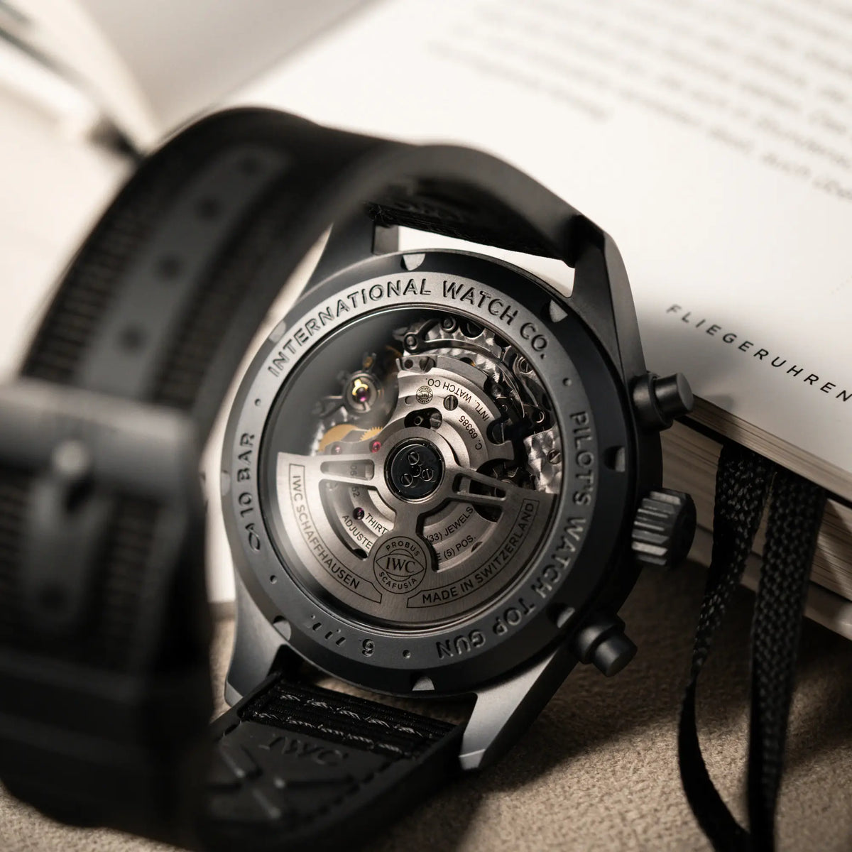Detailaufnahme des Gehäusebodens mit Sichtglas des IWC Pilot 41 "Top Gun" Chronographs mit schwarzem Ceratanium-Gehäuse aus Keramik und Titan