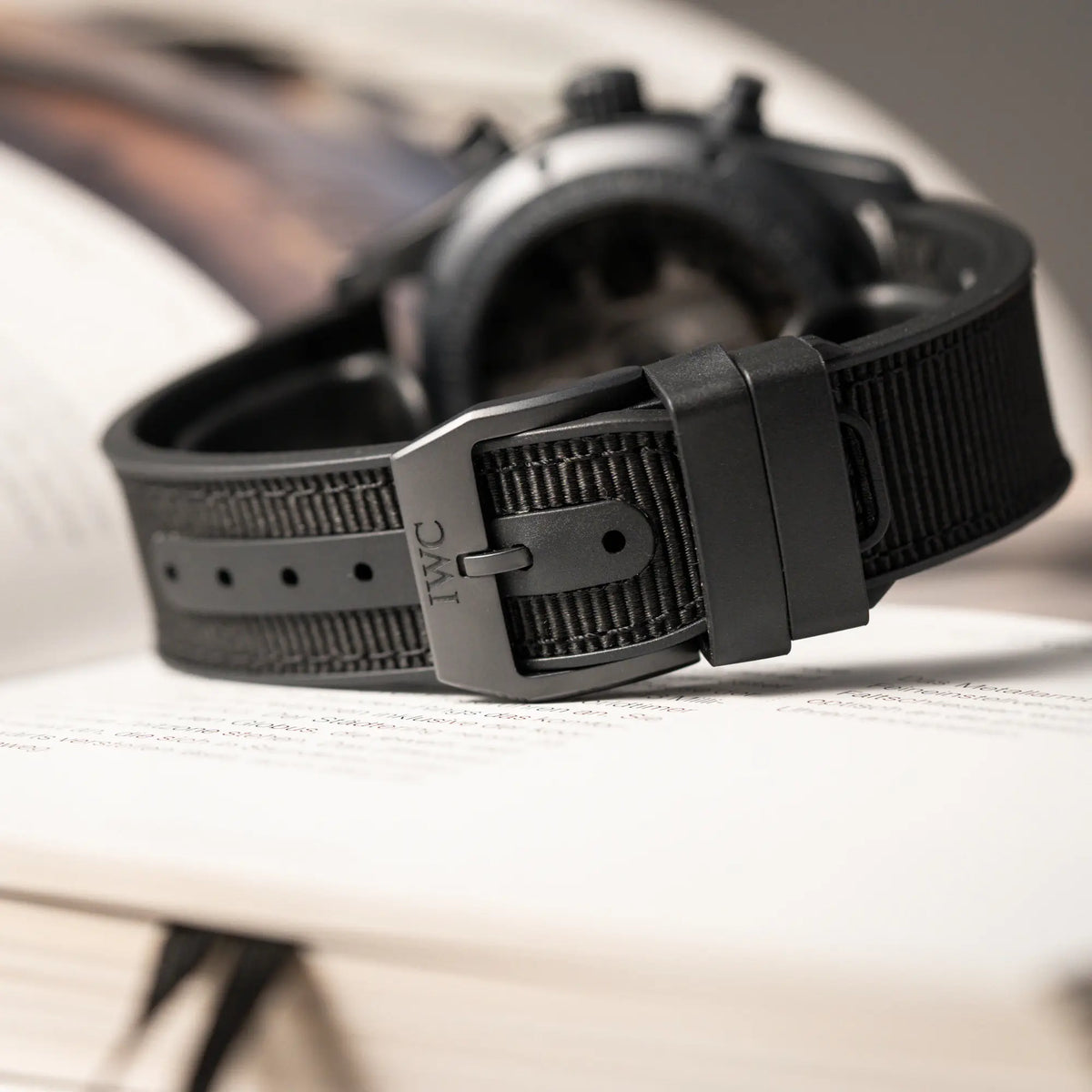 Detailaufnahme der Dornschliesse am Kautschuk-Stoffband des IWC Pilot 41 "Top Gun" Chronographs mit schwarzem Ceratanium-Gehäuse 