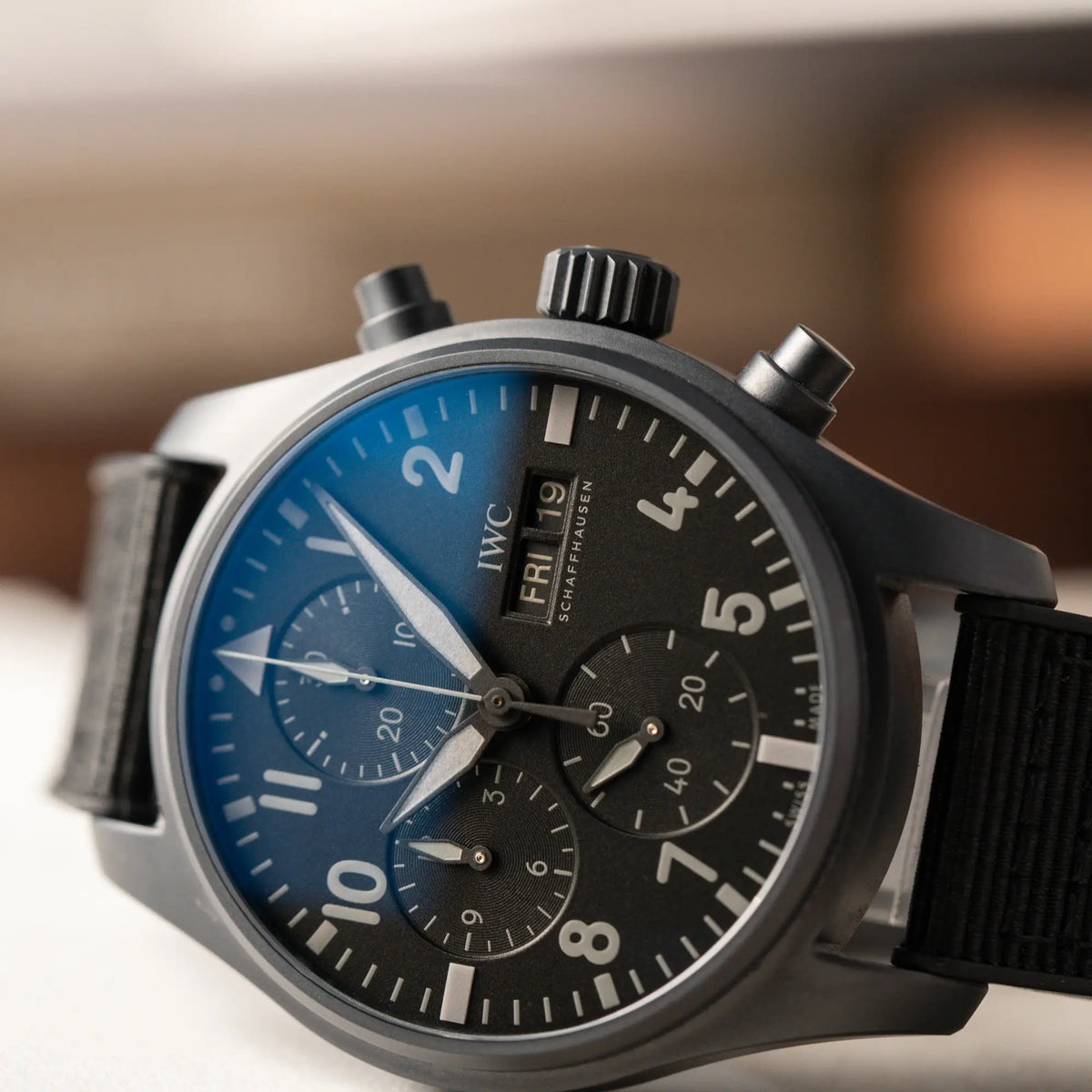 Detailaufnahme des IWC Pilot 41 "Top Gun" Chronographs mit schwarzem Ceratanium-Gehäuse aus Keramik und Titan