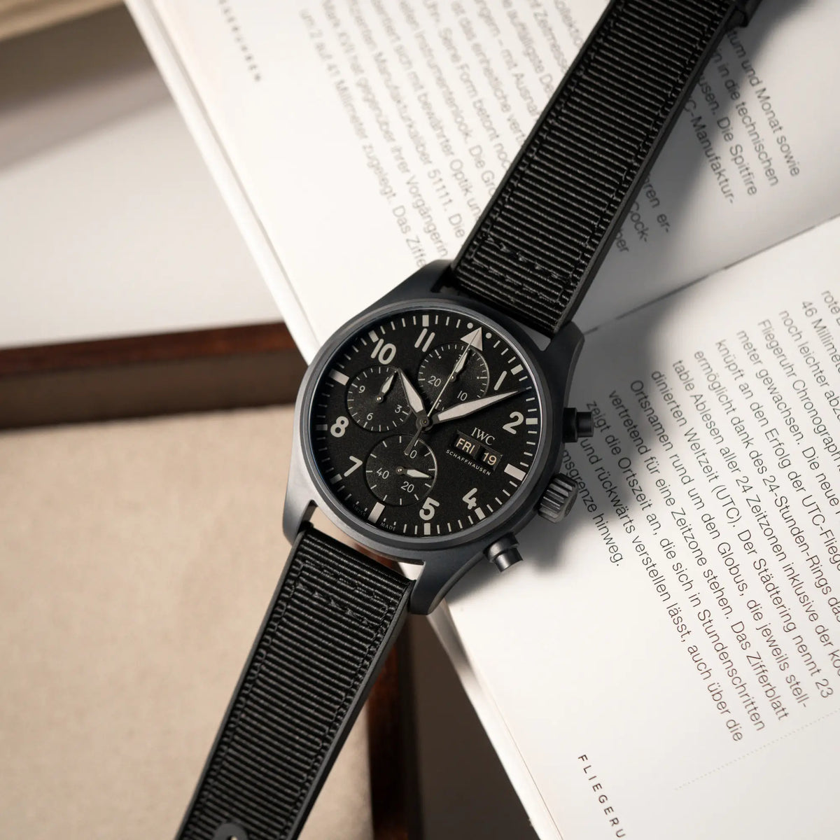 Produktfotografie des IWC Pilot 41 "Top Gun" Chronographs mit schwarzem Ceratanium-Gehäuse aus Keramik und Titan