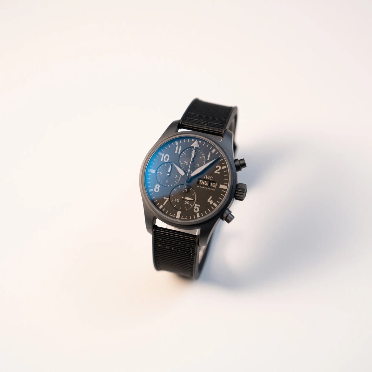Leiht schräge Ansicht des IWC Pilot 41 "Top Gun" Chronographs mit schwarzem Ceratanium-Gehäuse aus Keramik und Titan
