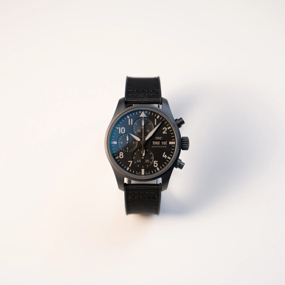 Frontale Ansicht des IWC Pilot 41 "Top Gun" Chronographs mit schwarzem Ceratanium-Gehäuse aus Keramik und Titan