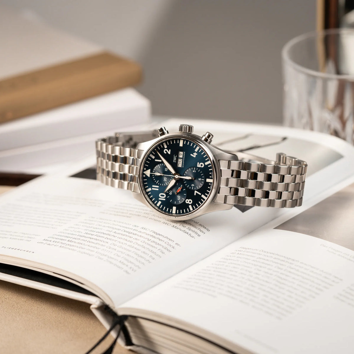 Produktfoto des IWC Pilot Chronograph "Le Petit Prince" IW377717 mit 43 mm Gehäuse und blauem Zifferblatt am Edelstahl-Armband