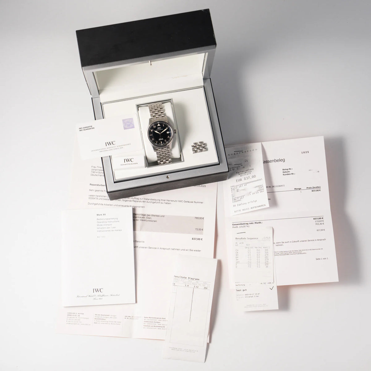 Lieferumfang zu der IWC Pilot Fliegeruhr Mark 15 der Referenz IW325312 aus 2005 mit dem schwarzen Zifferblatt an dem passenden, originalen 5-gliedrigen Stahlband, bestehend aus Box mit Papieren, Kassenbeleg und Service-Beleg