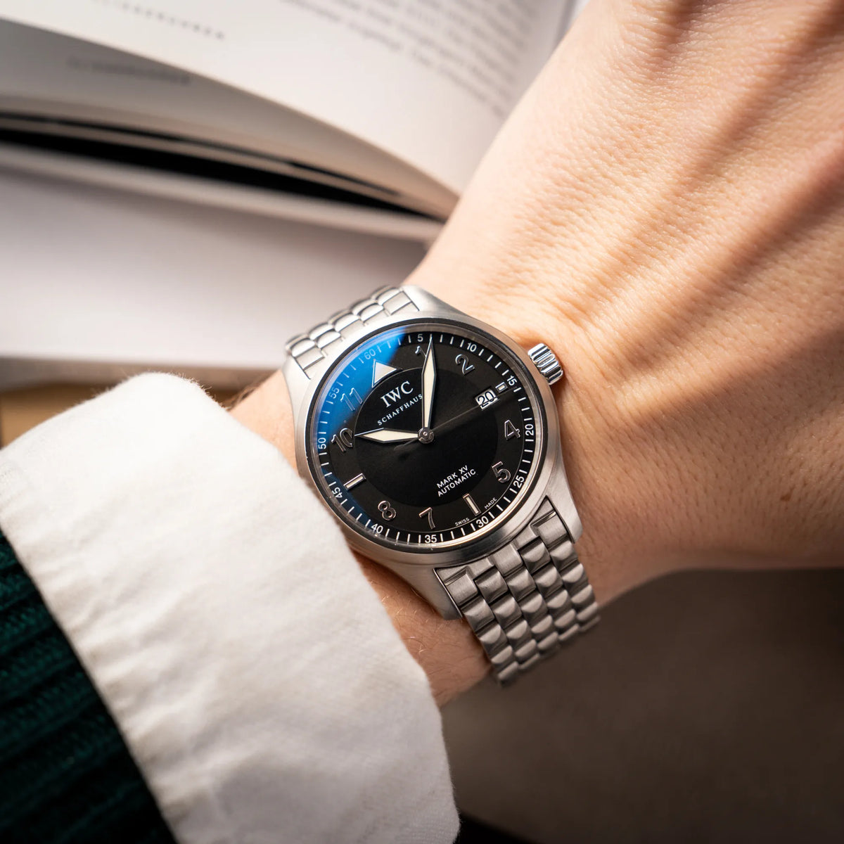 Wristshot mit der IWC Pilot Fliegeruhr Mark 15 der Referenz IW325312 aus 2005 mit dem schwarzen Zifferblatt an dem passenden, originalen 5-gliedrigen Stahlband