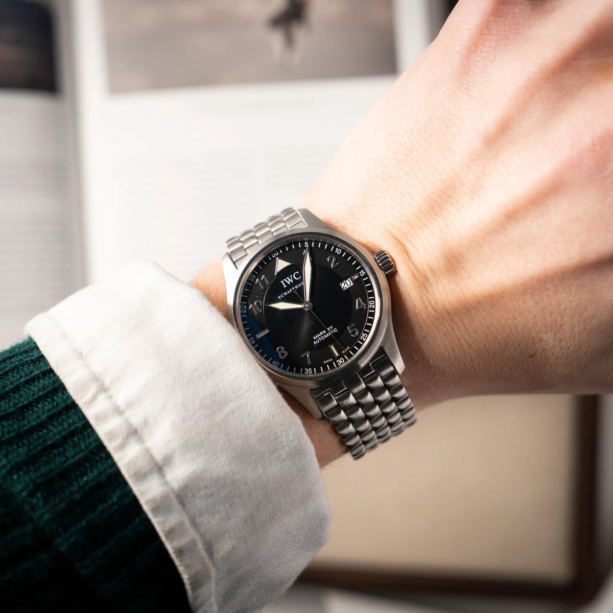 Mann trägt die IWC Pilot Fliegeruhr Mark 15 der Referenz IW325312 aus 2005 mit dem schwarzen Zifferblatt an dem passenden, originalen 5-gliedrigen Stahlband für einen Wristshot