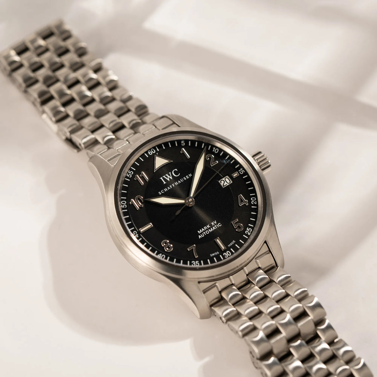 Produktfotografie als Titelbild für die IWC Pilot Fliegeruhr Mark 15 der Referenz IW325312 aus 2005 mit dem schwarzen Zifferblatt an dem passenden, originalen 5-gliedrigen Stahlband