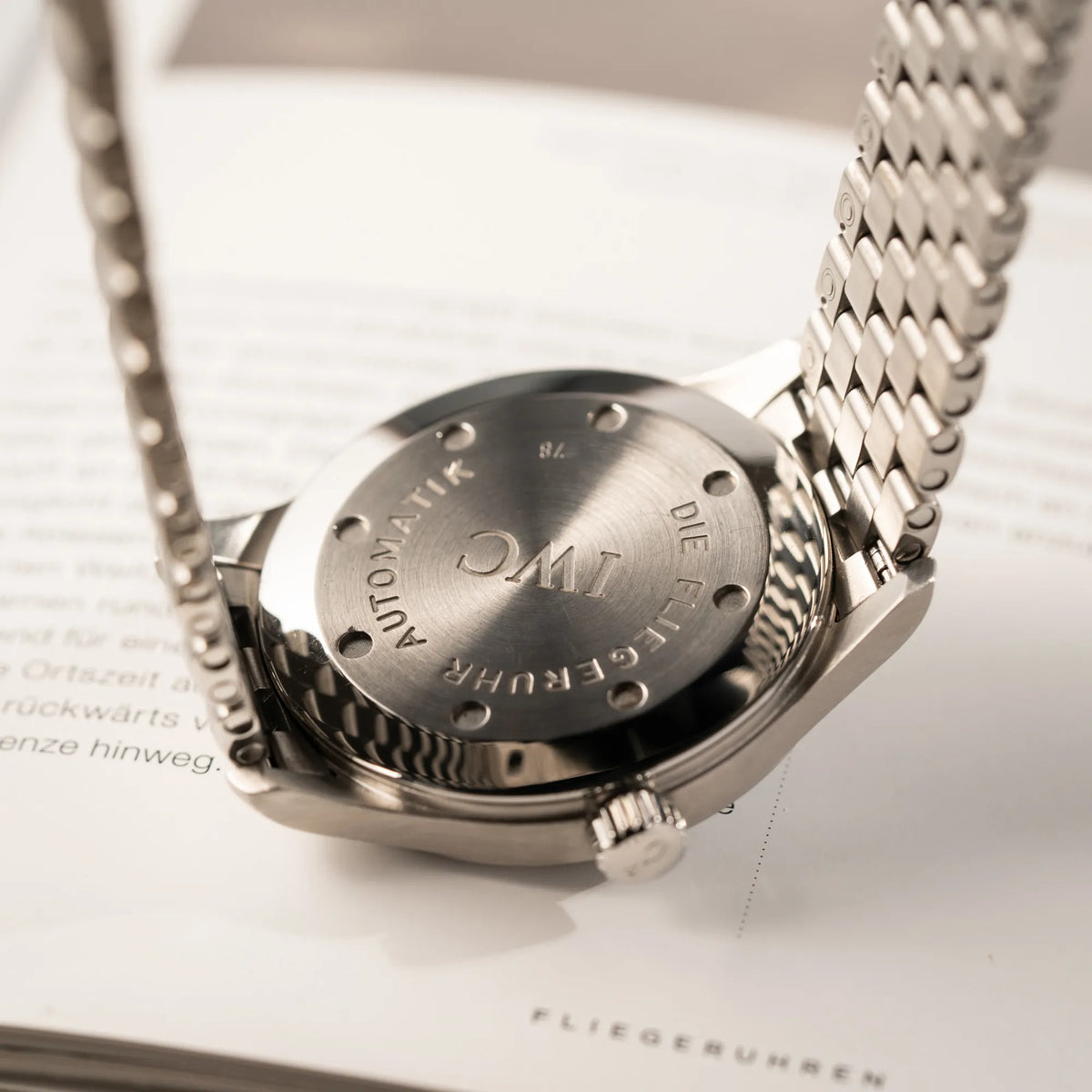 Gehäuseboden der IWC Pilot Fliegeruhr Mark 15 der Referenz IW325312 aus 2005 mit dem schwarzen Zifferblatt an dem passenden, originalen 5-gliedrigen Stahlband