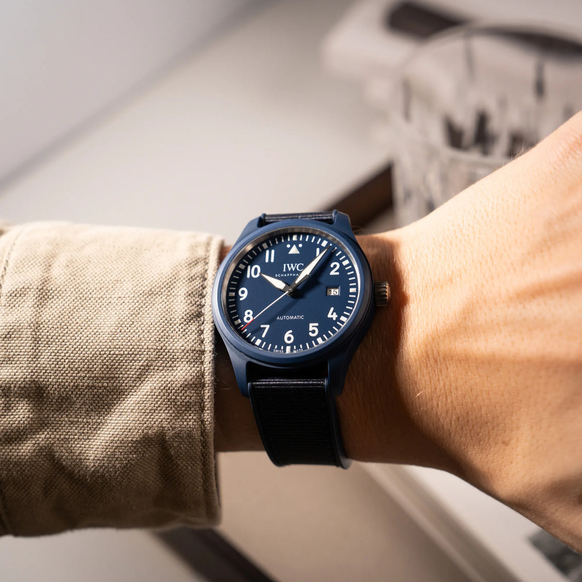 Mann trägt die limitierte IWC Pilot's Watch IW328101 "Laureus Sport for Good" mit blauem Keramik-Gehäuse am Handgelenk für einen Wristshot
