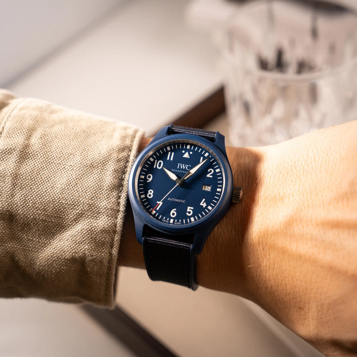 Wristshot mit der limitierten IWC Pilot's Watch IW328101 "Laureus Sport for Good" mit blauem Keramik-Gehäuse 