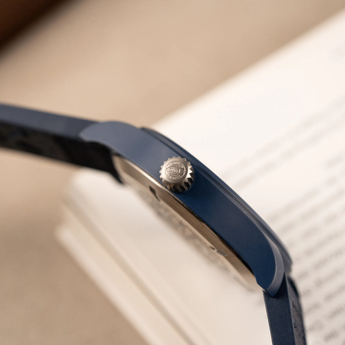 Seitliches Gehäuse aus Keramik von der limitierten IWC Pilot's Watch IW328101 "Laureus Sport for Good" mit Blick auf die Aufzugskrone aus Edelstahl