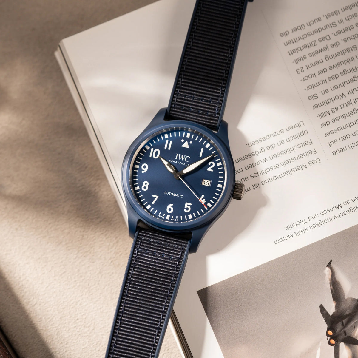 Fotografie der limitierten IWC Pilot's Watch IW328101 "Laureus Sport for Good" mit blauem Keramik-Gehäuse und blauem Kautschuk-Armband mit Textil-Inlay