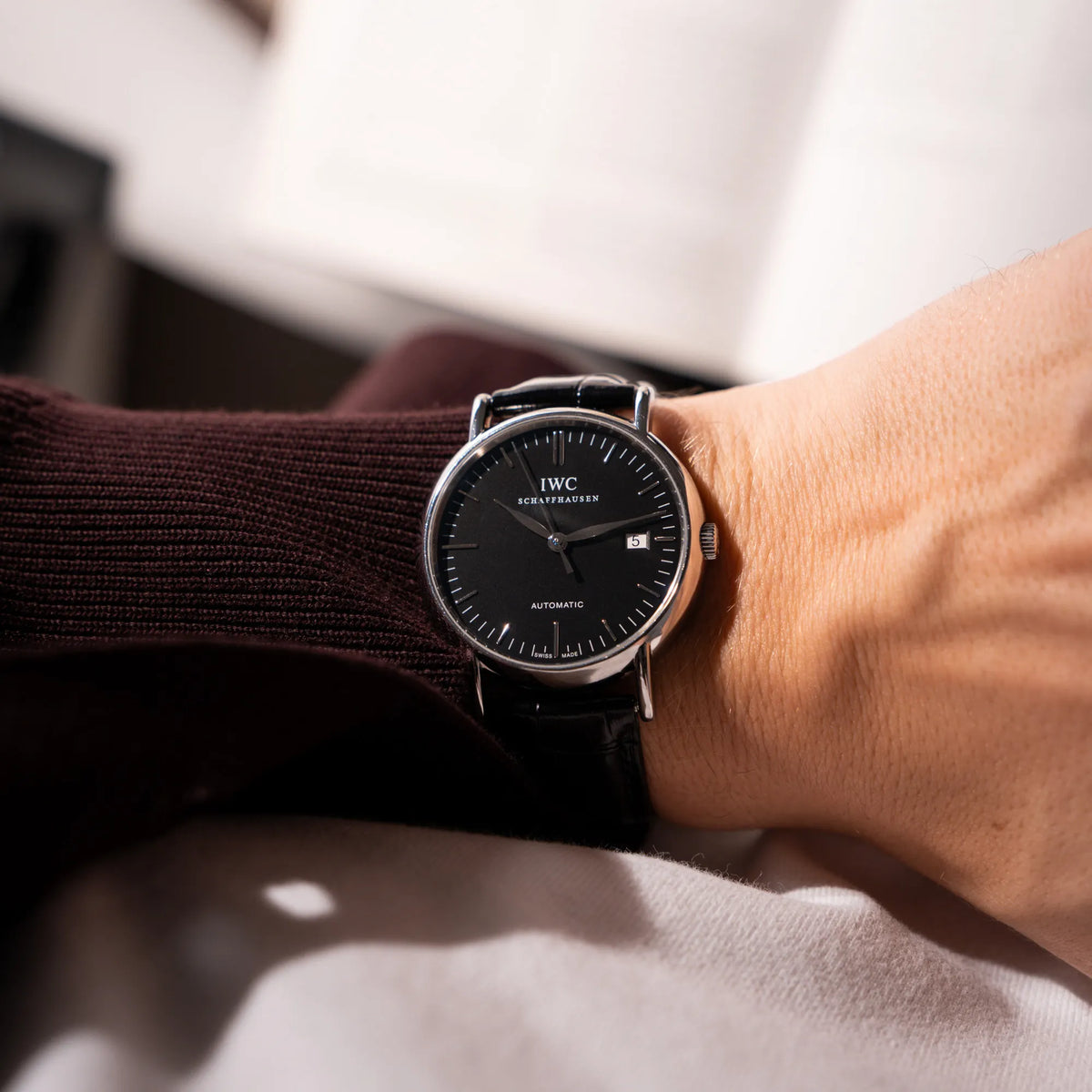 Wristshot mit der IWC Portofino Automatik IW356305 Armbanduhr mit minimalistischen, schwarzem Zifferblatt mit Stichindizes am schwarzen Lederband