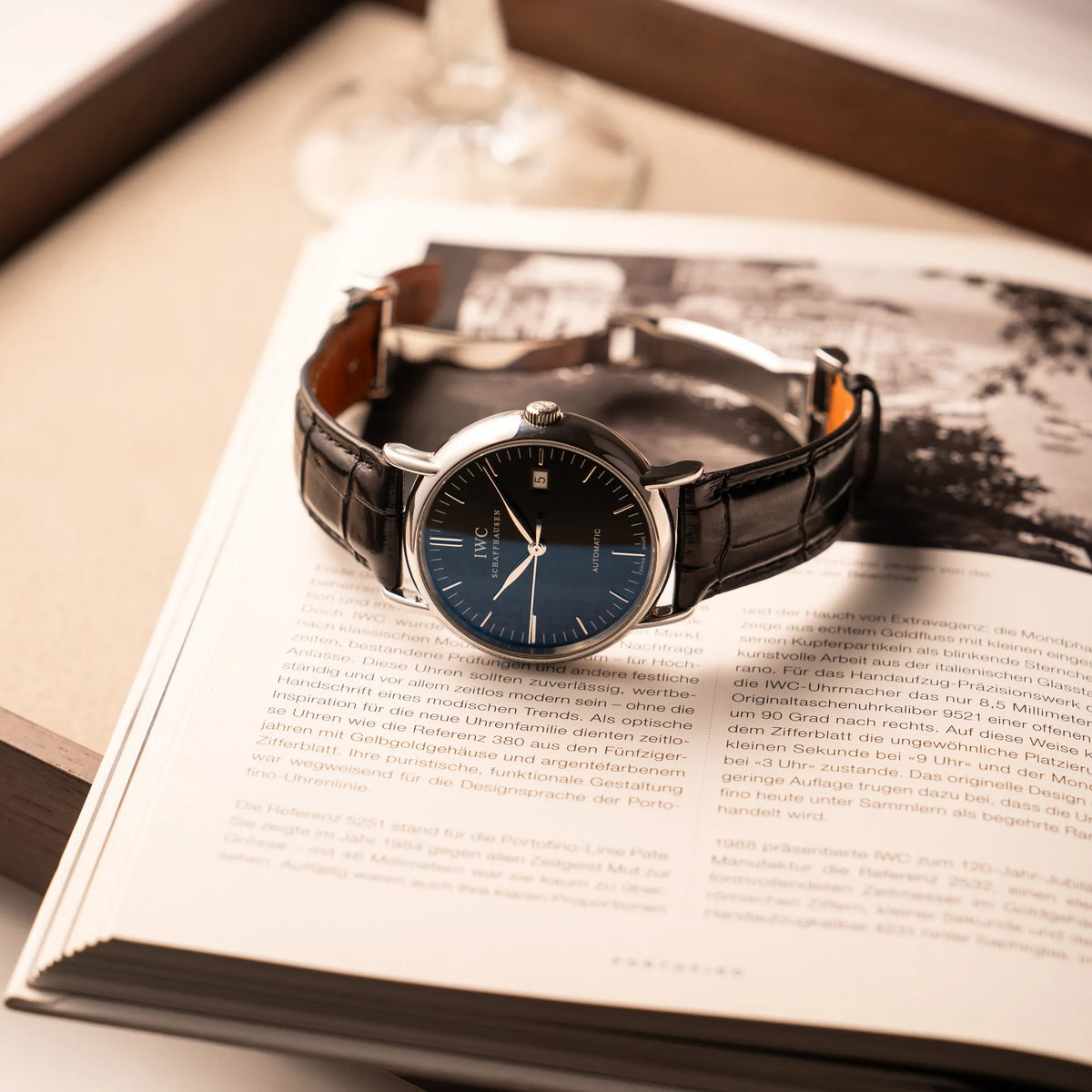 Produktfotografie der IWC Portofino Automatik IW356305 Armbanduhr mit minimalistischen, schwarzem Zifferblatt mit Stichindizes am schwarzen Lederband
