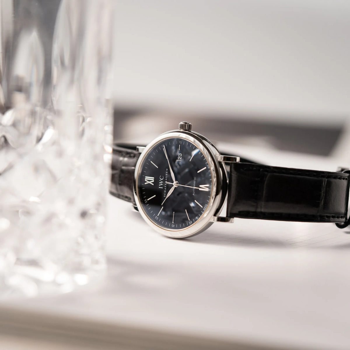 Produktfoto IWC Portofino 40 Automatik Armbanduhr mit schwarzem Zifferblatt am schwarzen Lederband