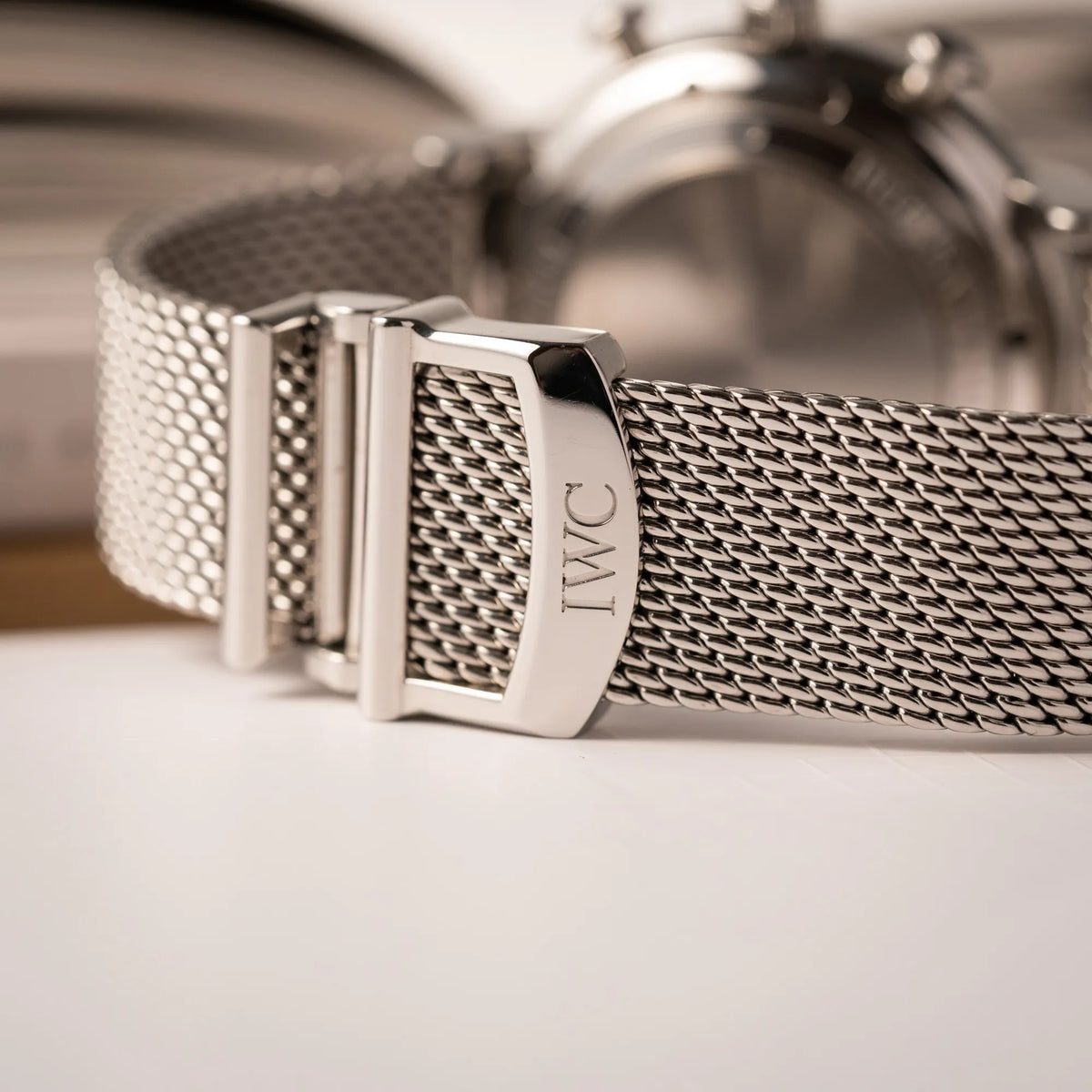 Detailaufnahme der original IWC-Faltschliesse von dem IWC Portofino Chronograph der Referenz IW391002 mit schwarzem Zifferblatt an einem Mesh-Armband