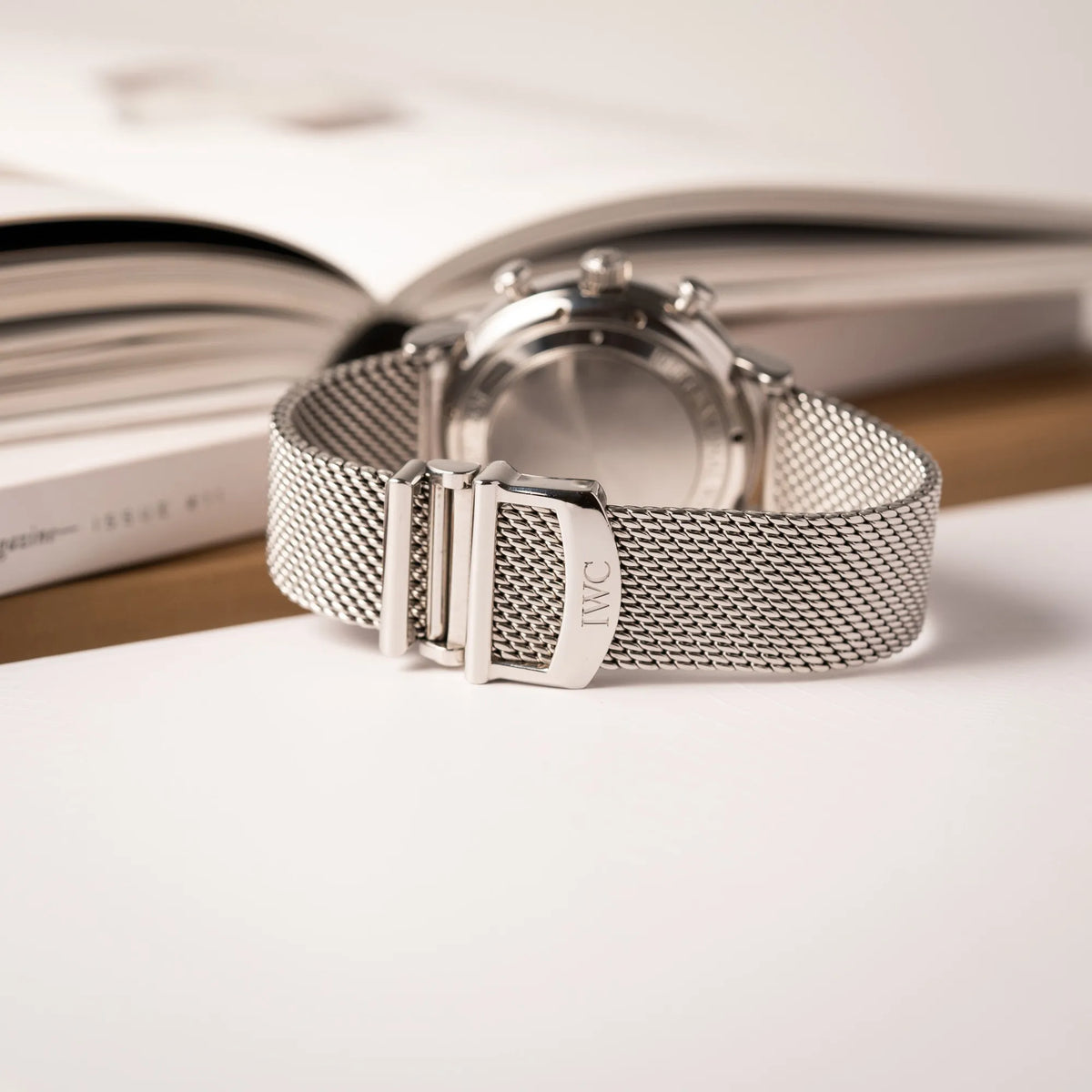 Blick auf das Stahlband des IWC Portofino Chronograph der Referenz IW391002 mit schwarzem Zifferblatt an einem Mesh-Armband