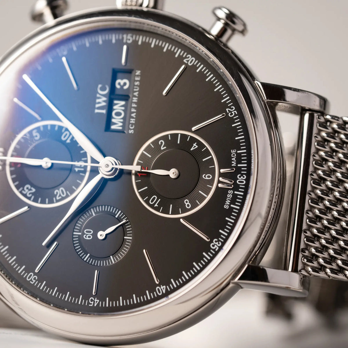 Nahaufnahme des IWC Portofino Chronograph der Referenz IW391002 mit schwarzem Zifferblatt an einem Mesh-Armband