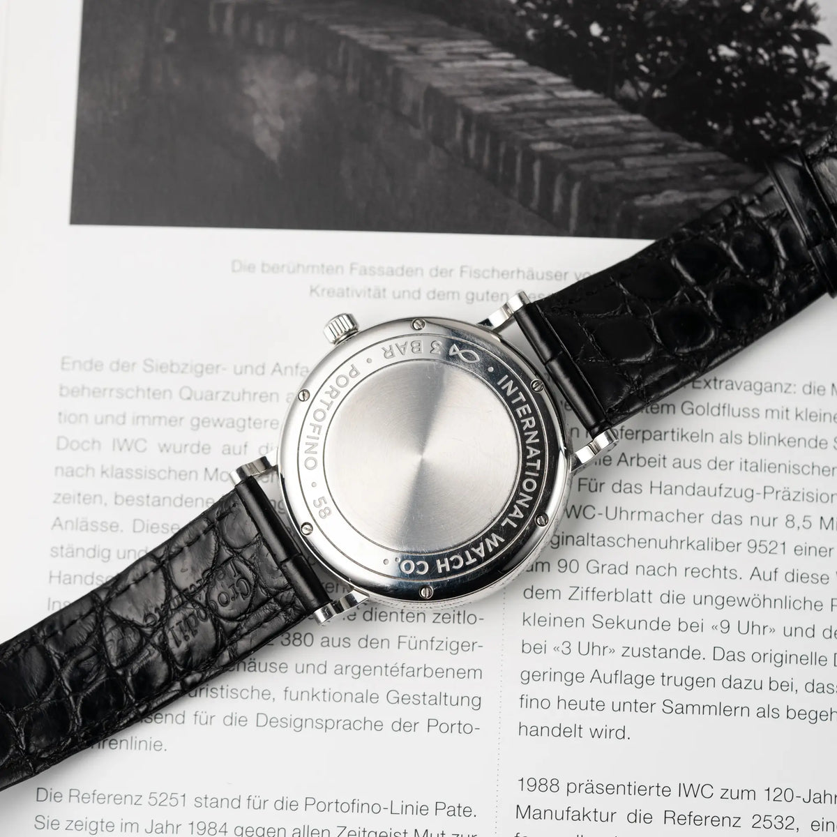 Produktfotografie der IWC Portofino Automatik Mondphase mit blauem Zifferblatt zeigt den Gehäuseboden