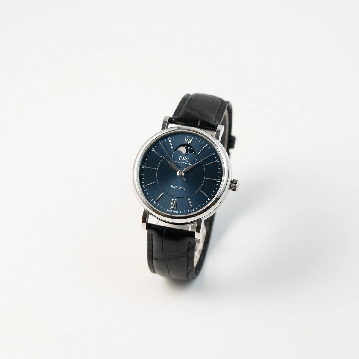 Leicht schräger Ansicht der IWC Portofino Automatik Mondphase mit blauem Zifferblatt