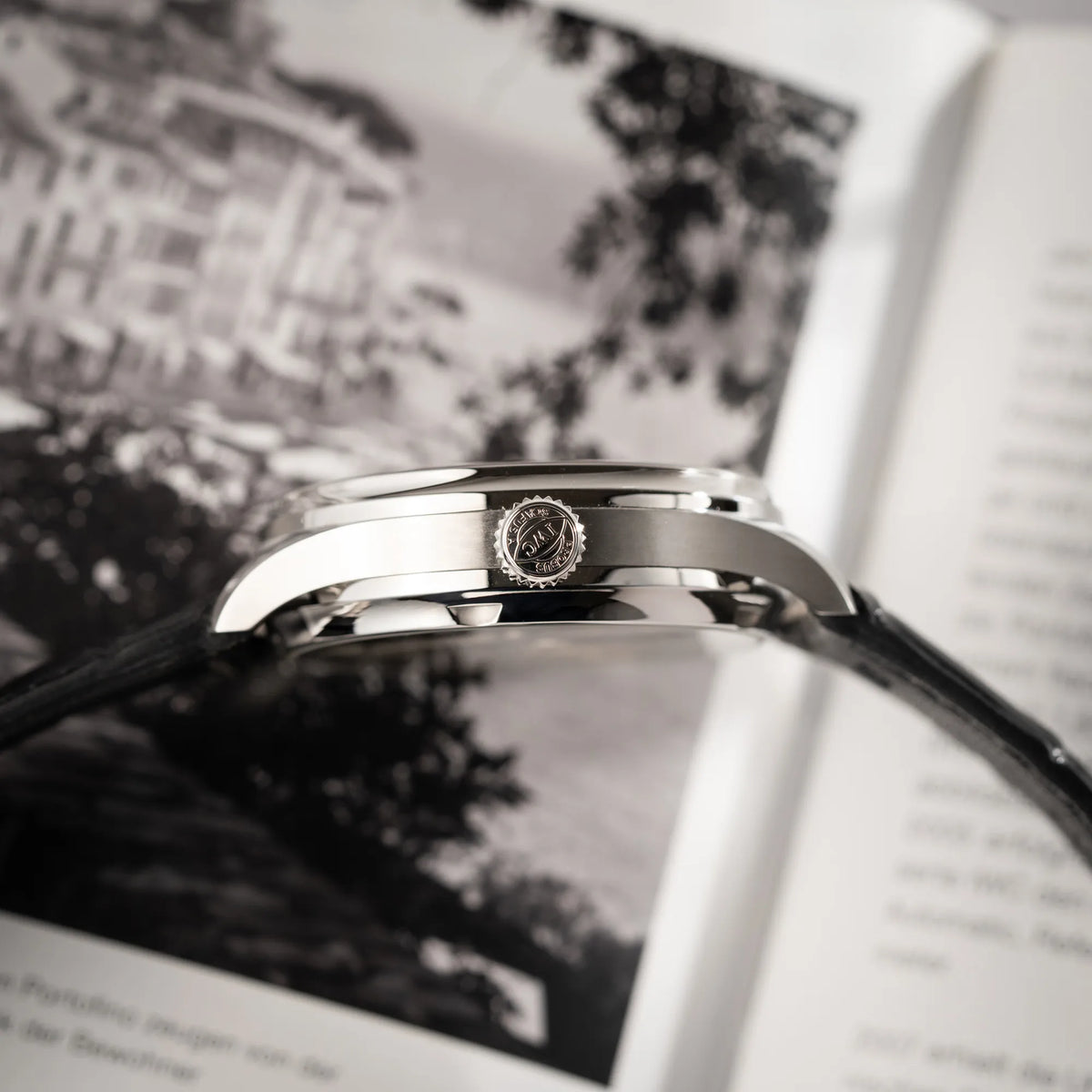 Seitliche Gehäuseflanke der IWC Portugieser 7 Days IW500109 mit schwarzem Zifferblatt am schwarzen Lederband zeigt die Aufzugskrone