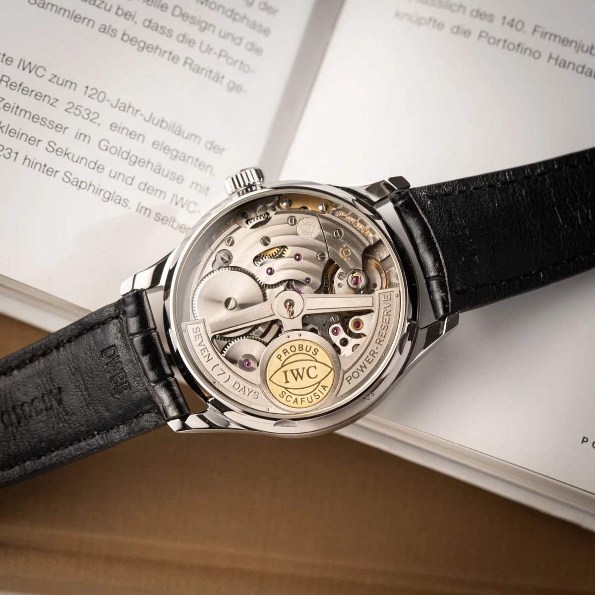 Gehäuseboden mit Sichtglas zeigt das automatische Uhrwerk der IWC Portugieser 7 Days IW500109 mit schwarzem Zifferblatt am schwarzen Lederband