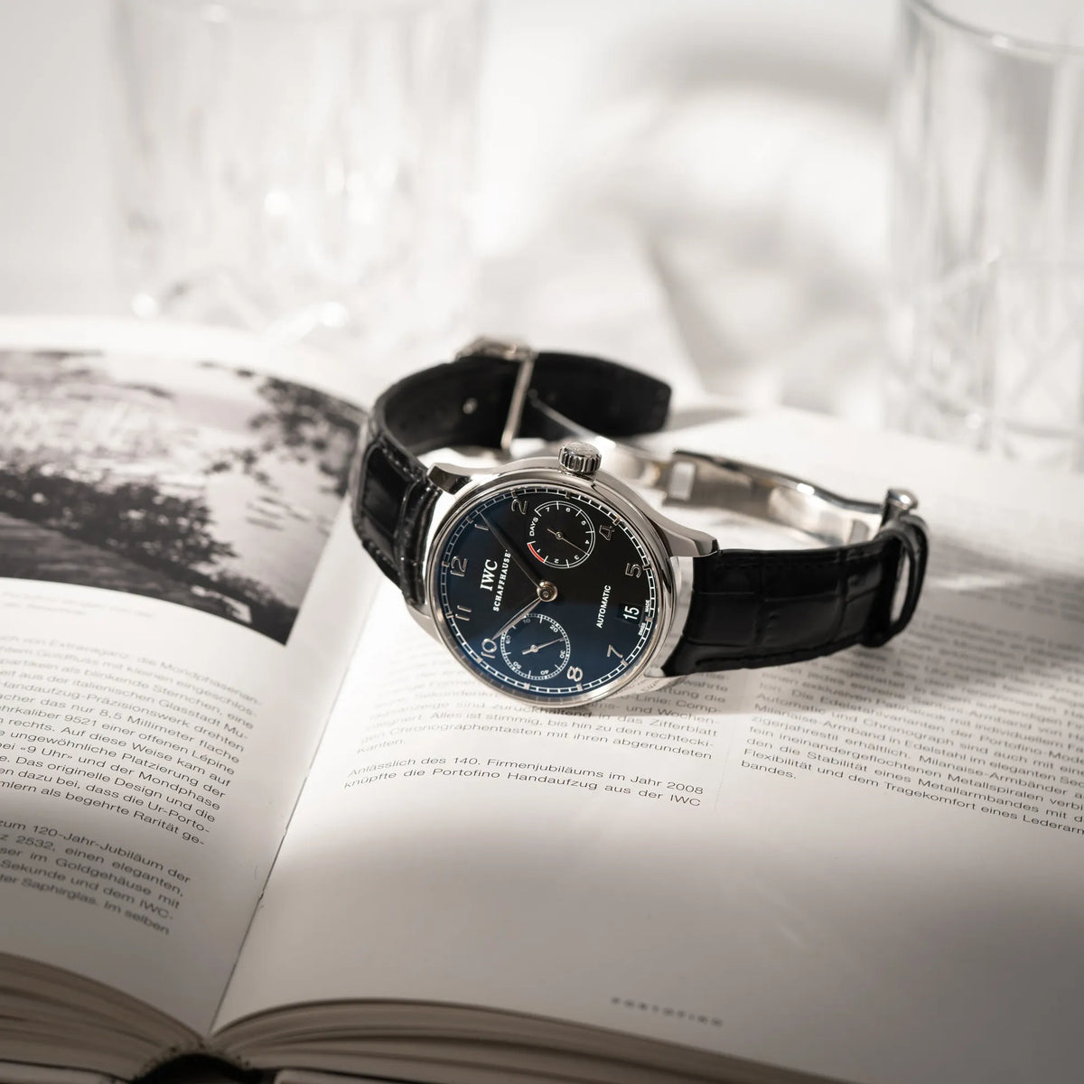 IWC Portugieser 7 Days IW500109 mit schwarzem Zifferblatt am schwarzen Lederband mit geöffneter Faltschliesse
