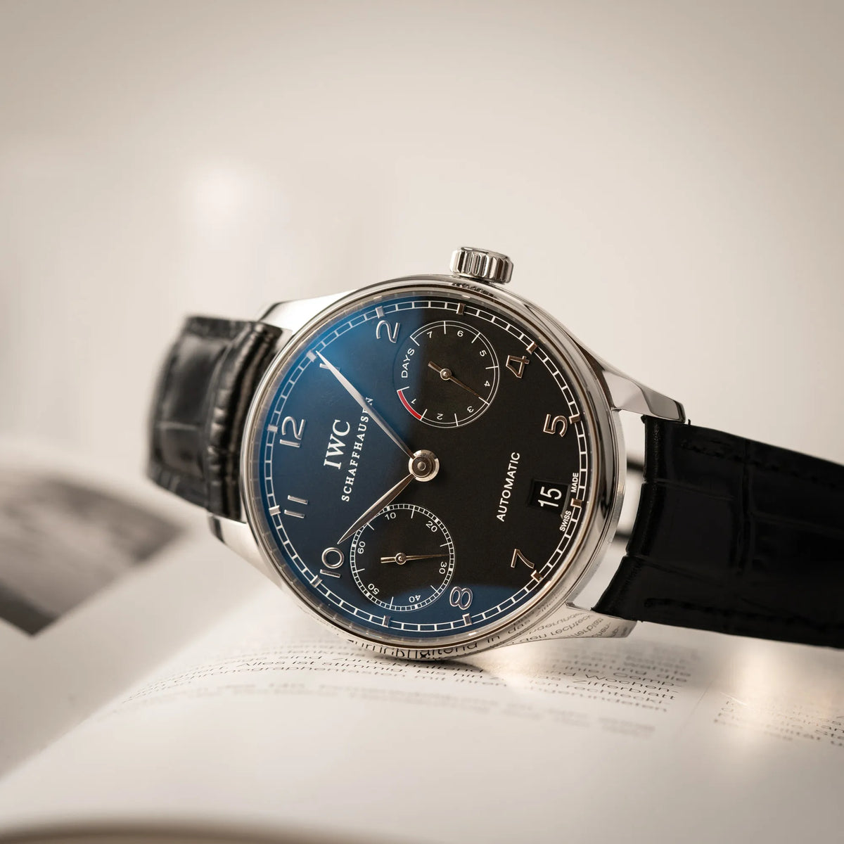 IWC Portugieser 7 Days IW500109 mit schwarzem Zifferblatt am schwarzen Lederband