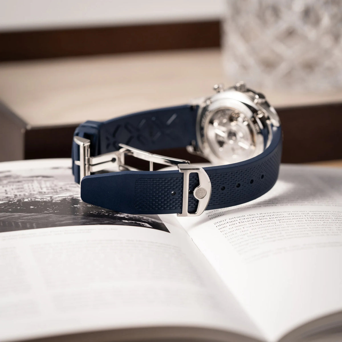Geöffnete Faltschliesse der IWC Portugieser Chronograph 41 der Referenz IW371620 mit weißem Zifferblatt und dunkelblauen Totalisatoren am passenden dunkelblauen Kautschukarmband