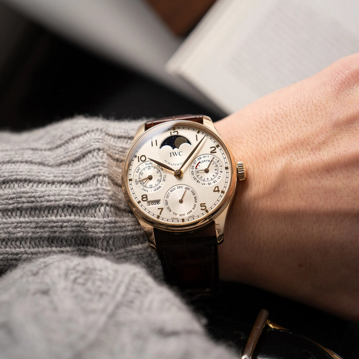 Wristshot mit dem Portugieser Ewiger Kalender IW502213 von IWC in einem 42mm-Rosegold-Gehäuse am braunem IWC Lederband mit einem sanften weißem Zifferblatt