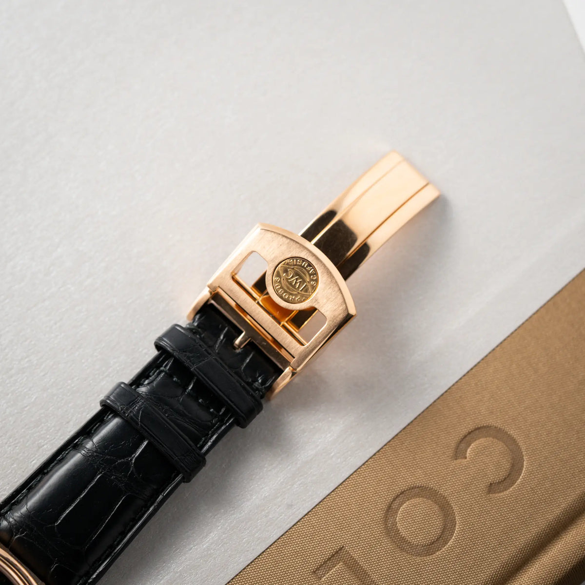 Detailaufnahme der rosegoldenen Faltschliesse des IWC Perpetual Calenders IW502122 in 44m Rosegold
