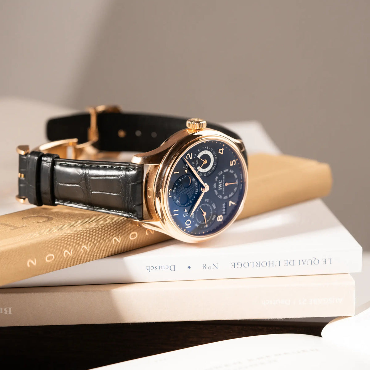 IWC Perpetual Calenders IW502122 in 44m Rosegold liegt auf Uhrenmagazin
